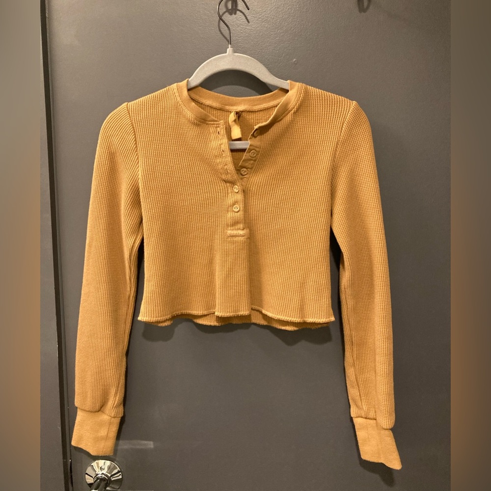 SKIMS LONG SLEEVE CROP HENLEY - CAMEL, M